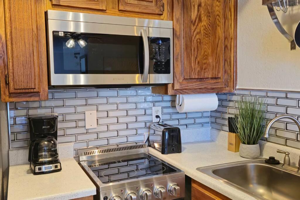 Cozy Updated Cove Of Heaven, 5Mins To Lake Hefner! أوكلاهوما سيتي المظهر الخارجي الصورة