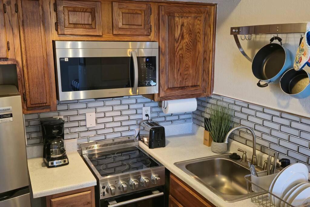 Cozy Updated Cove Of Heaven, 5Mins To Lake Hefner! أوكلاهوما سيتي المظهر الخارجي الصورة